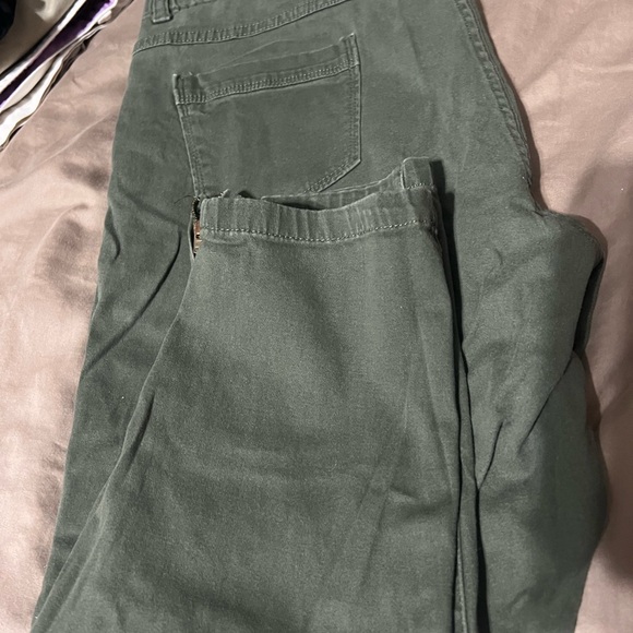 Capris in a Large size - Picture 6 of 15